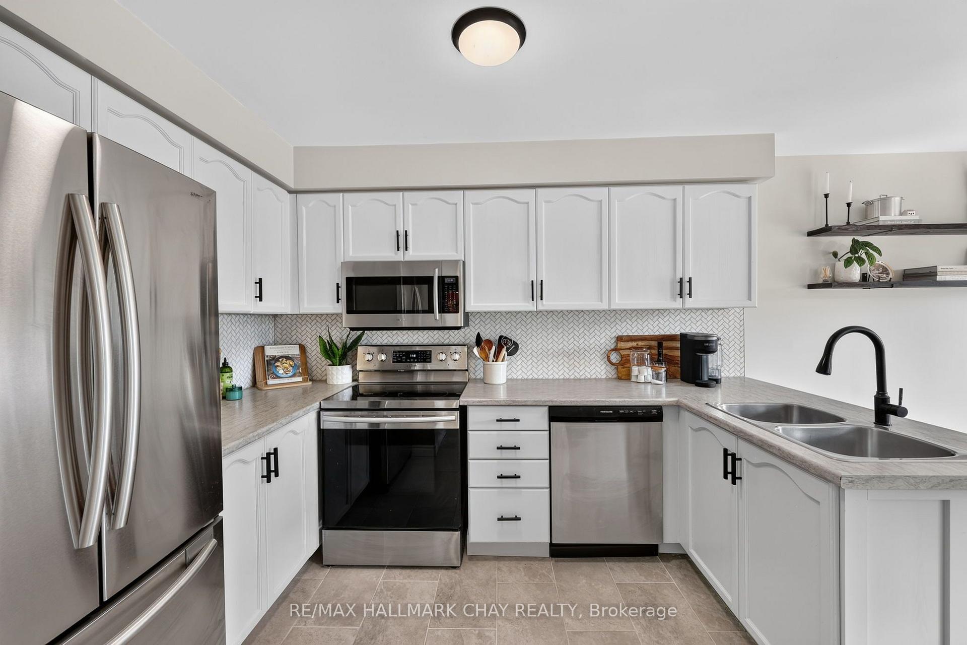 Photo 8 of 65 Pickett Crescent, Barrie, Painswick North — HOMEH