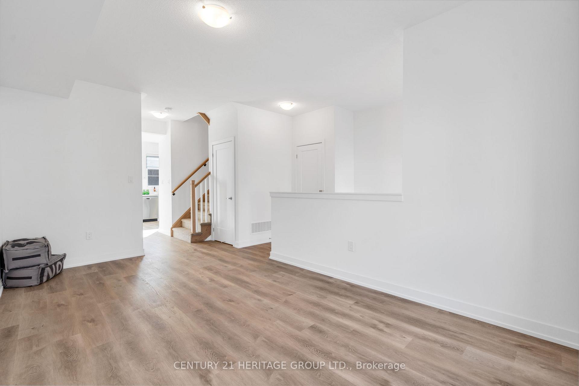 Photo 4 of 96 Lyall Stokes Circle, East Gwillimbury, Mt Albert — HOMEH