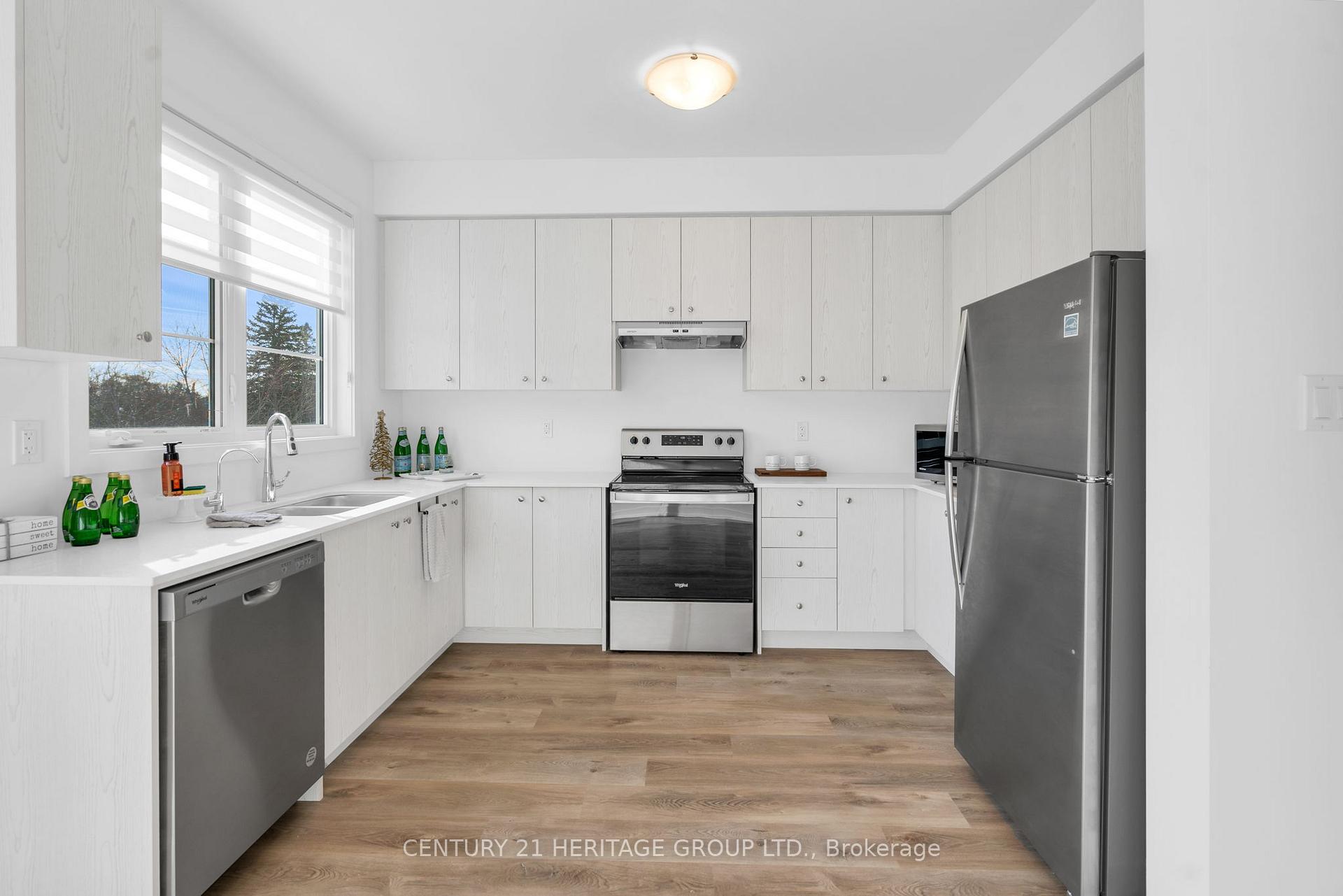 Photo 7 of 96 Lyall Stokes Circle, East Gwillimbury, Mt Albert — HOMEH