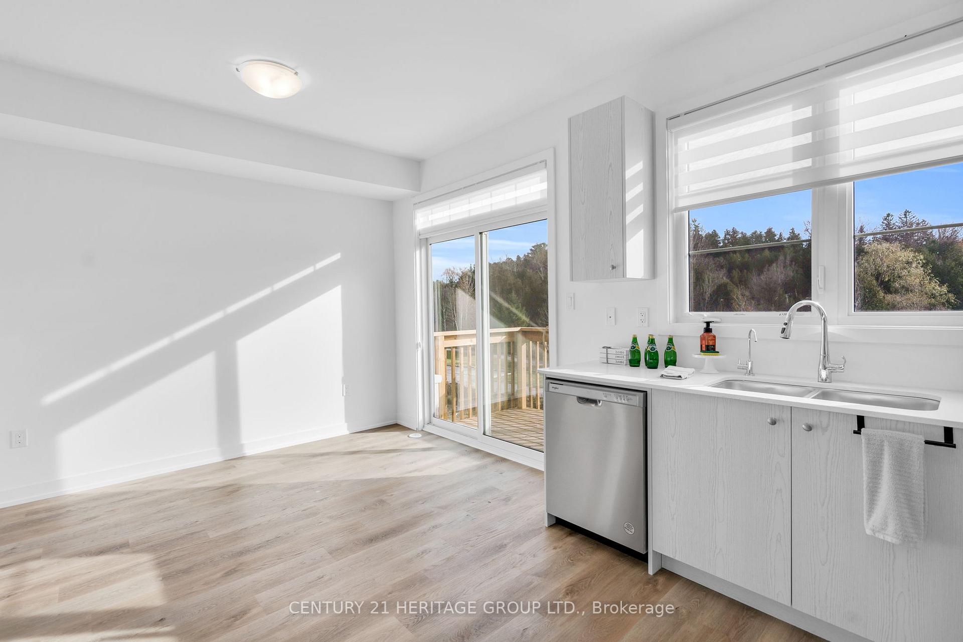 Photo 8 of 96 Lyall Stokes Circle, East Gwillimbury, Mt Albert — HOMEH