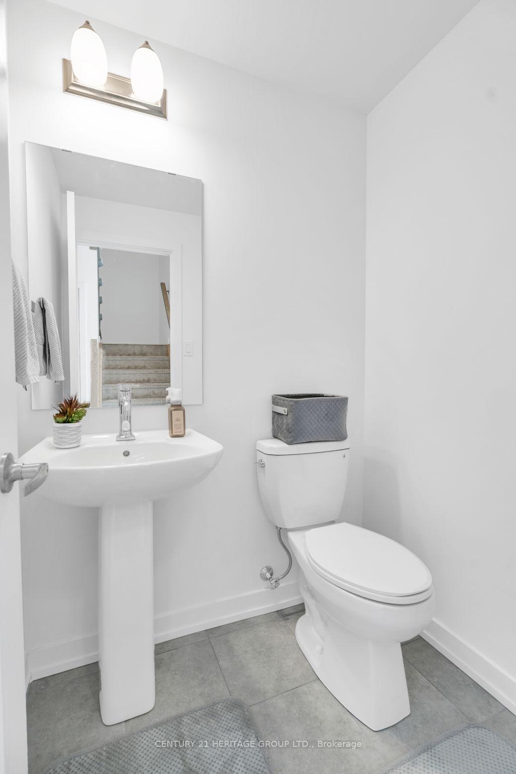 Photo 10 of 96 Lyall Stokes Circle, East Gwillimbury, Mt Albert — HOMEH