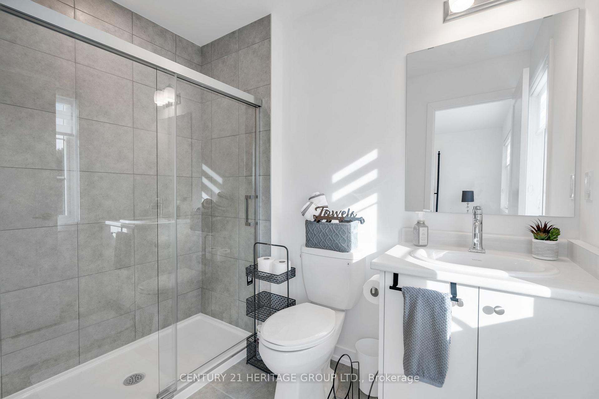 Photo 13 of 96 Lyall Stokes Circle, East Gwillimbury, Mt Albert — HOMEH