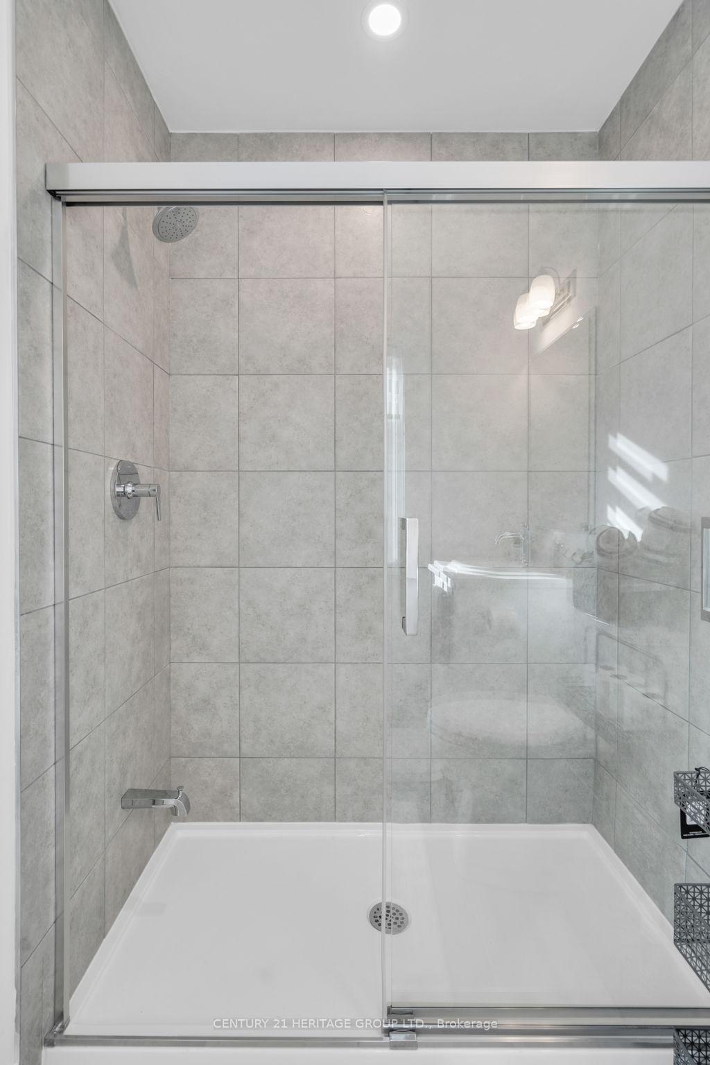 Photo 14 of 96 Lyall Stokes Circle, East Gwillimbury, Mt Albert — HOMEH