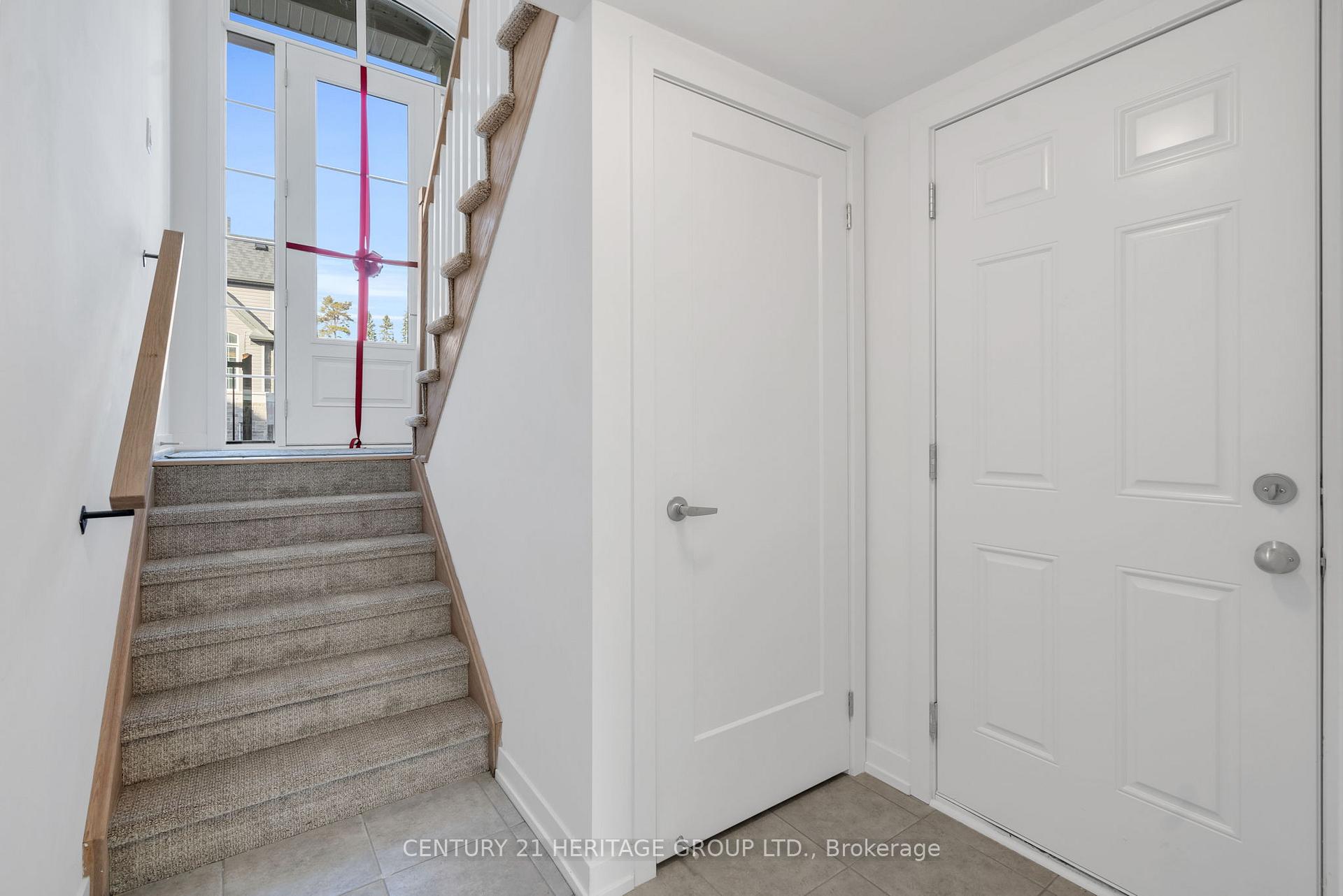 Photo 21 of 96 Lyall Stokes Circle, East Gwillimbury, Mt Albert — HOMEH