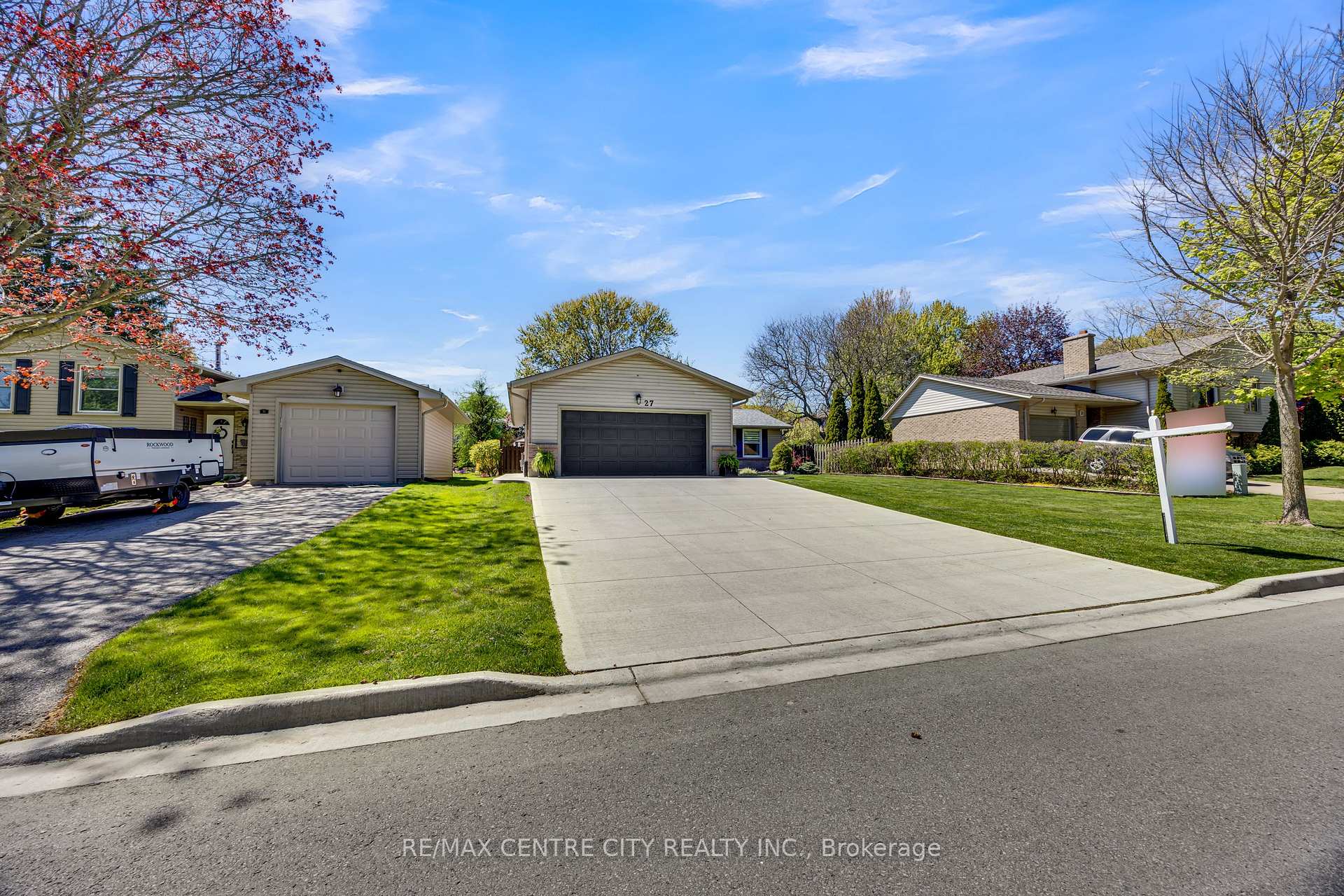 Photo 4 of 27 Bartlett Crescent, London, South M — HOMEH