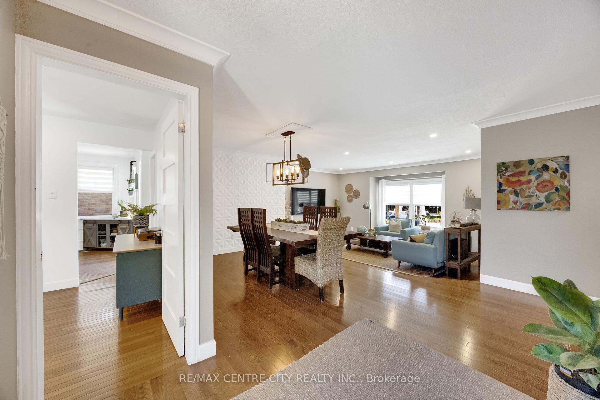 Photo 12 of 27 Bartlett Crescent, London, South M — HOMEH