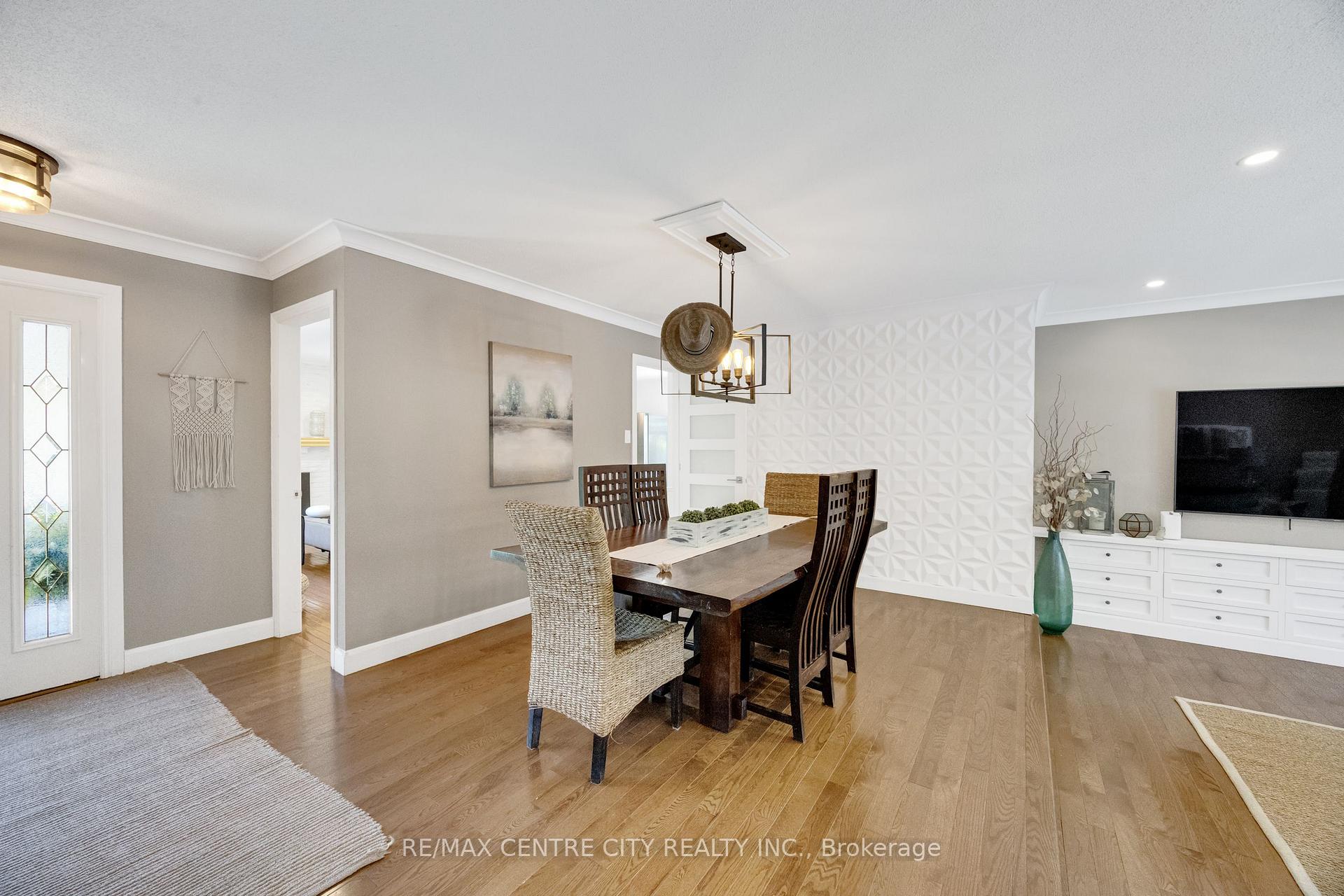 Photo 13 of 27 Bartlett Crescent, London, South M — HOMEH