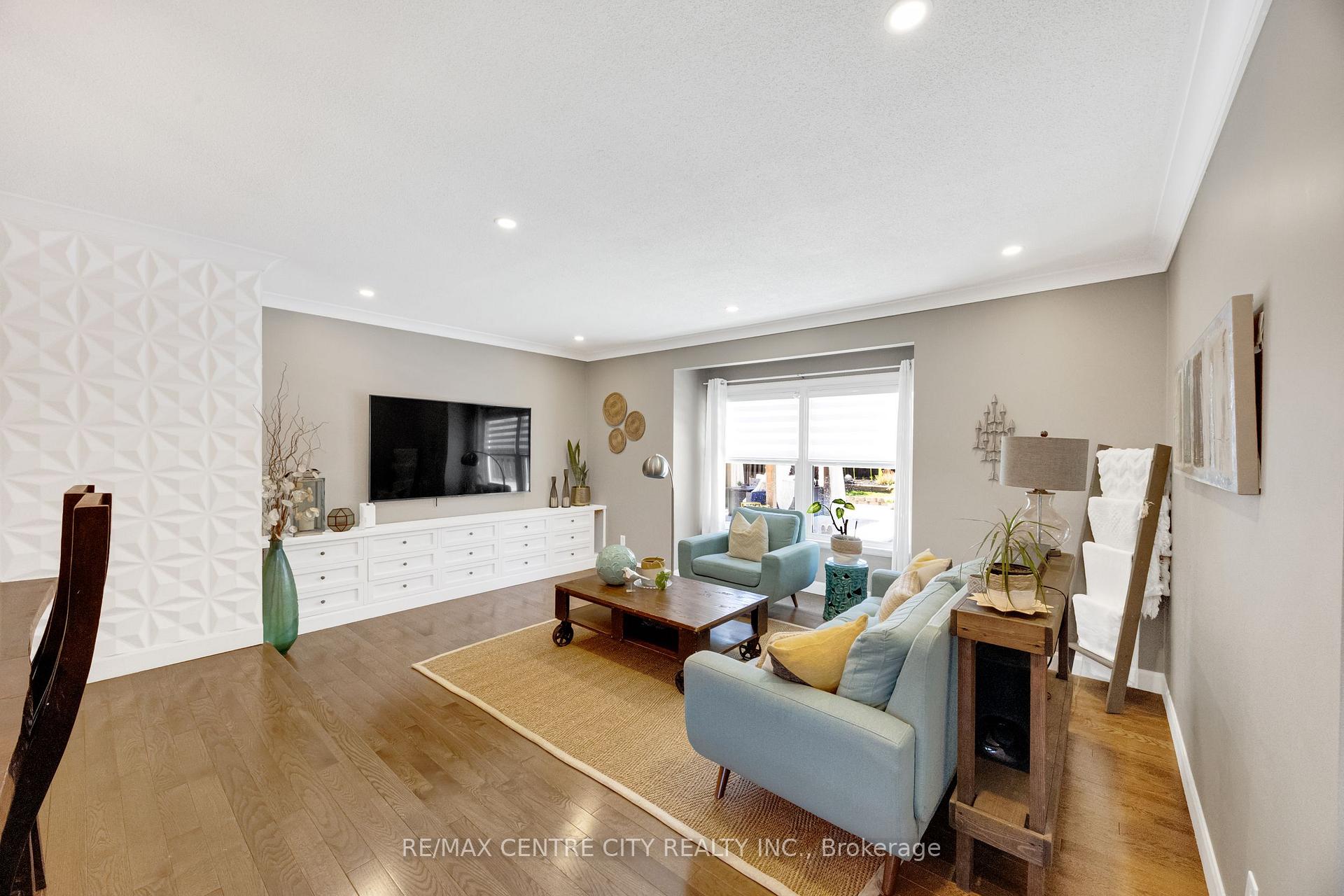 Photo 14 of 27 Bartlett Crescent, London, South M — HOMEH