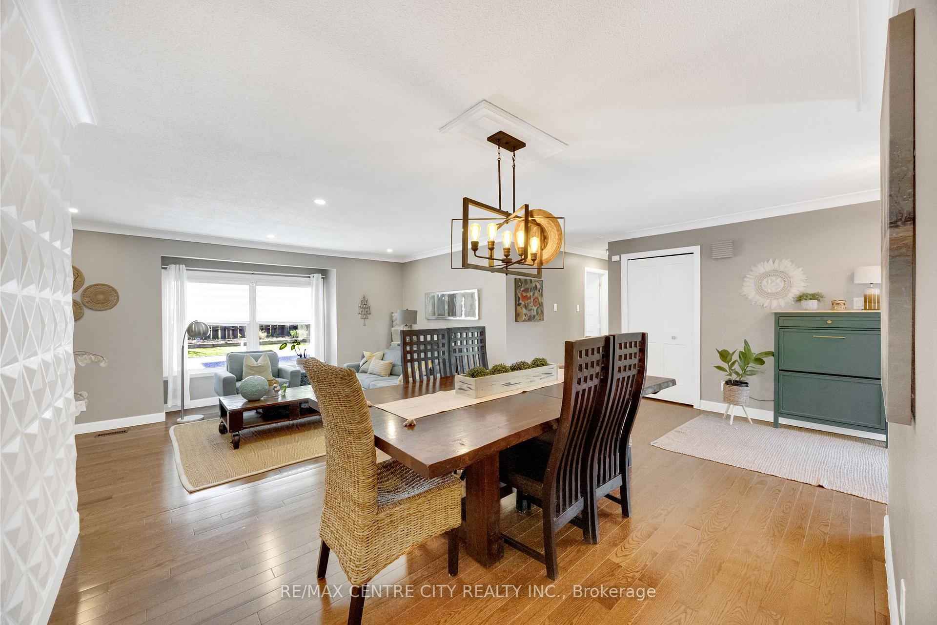 Photo 17 of 27 Bartlett Crescent, London, South M — HOMEH