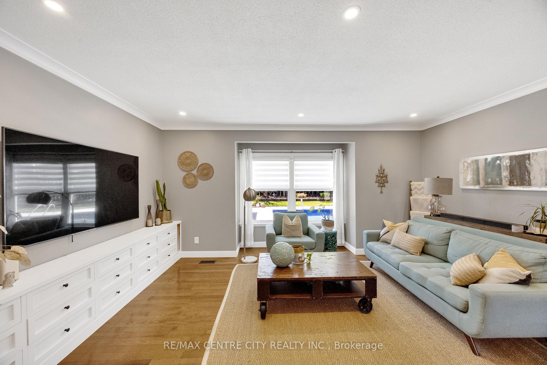 Photo 18 of 27 Bartlett Crescent, London, South M — HOMEH