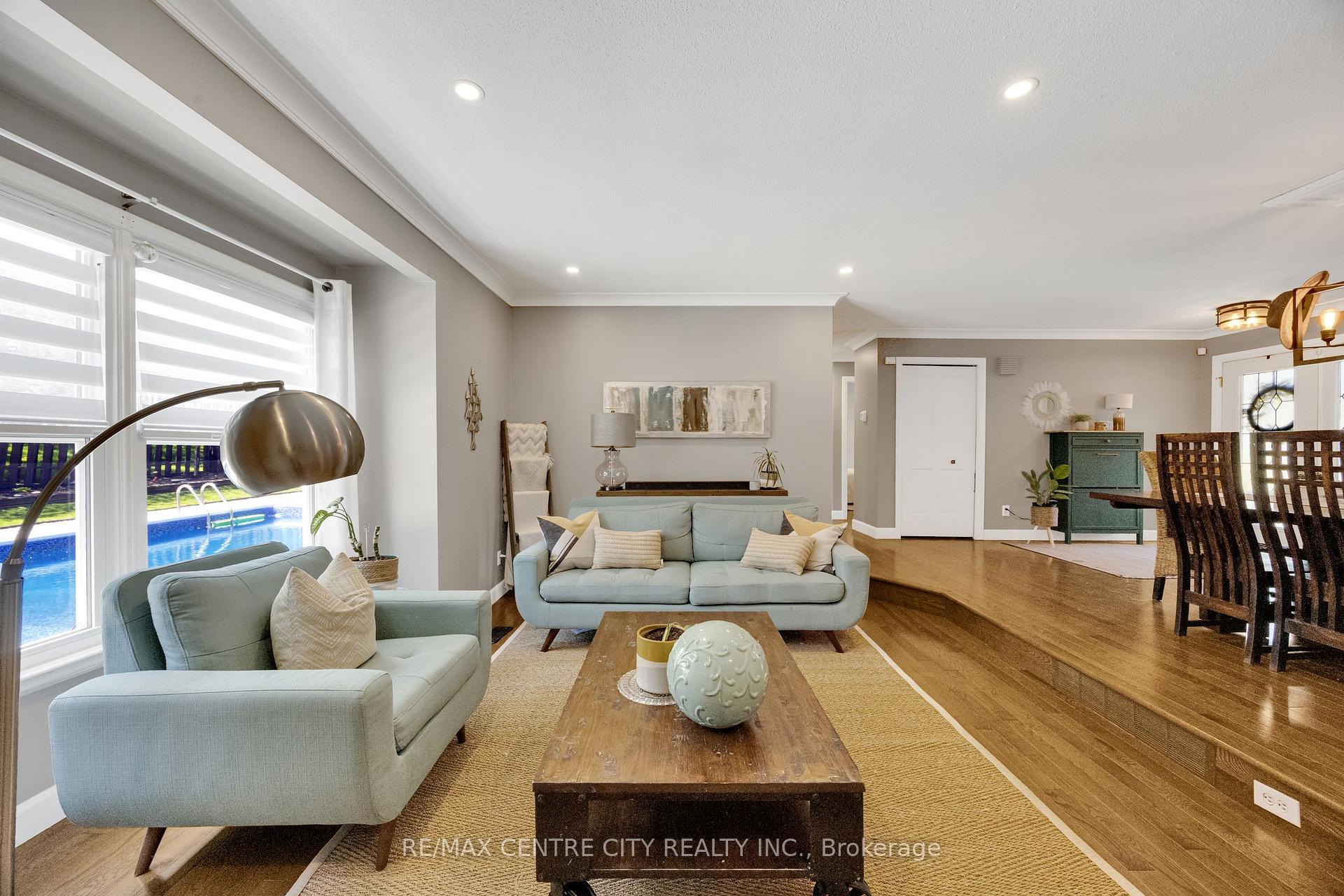 Photo 19 of 27 Bartlett Crescent, London, South M — HOMEH