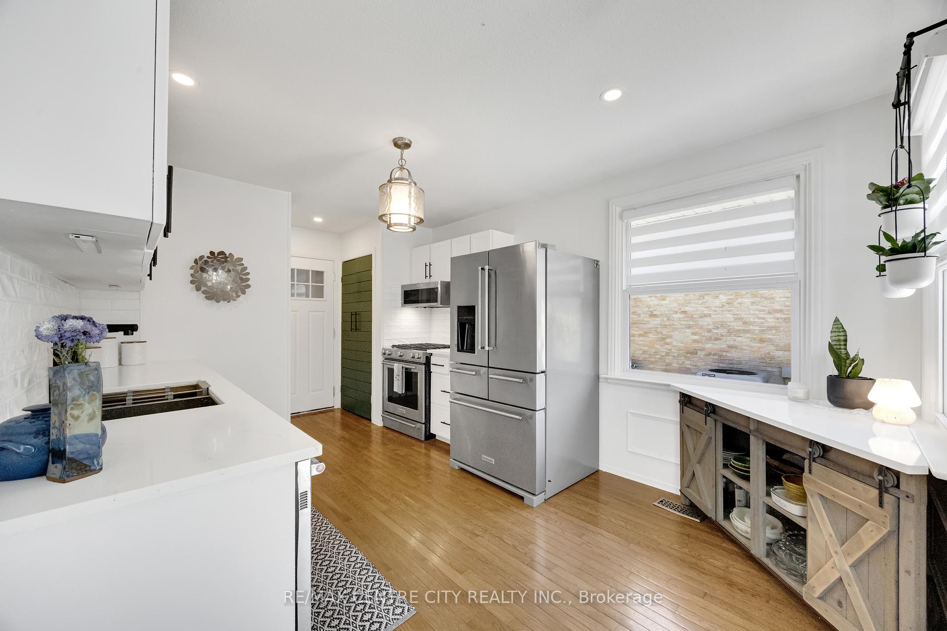 Photo 20 of 27 Bartlett Crescent, London, South M — HOMEH