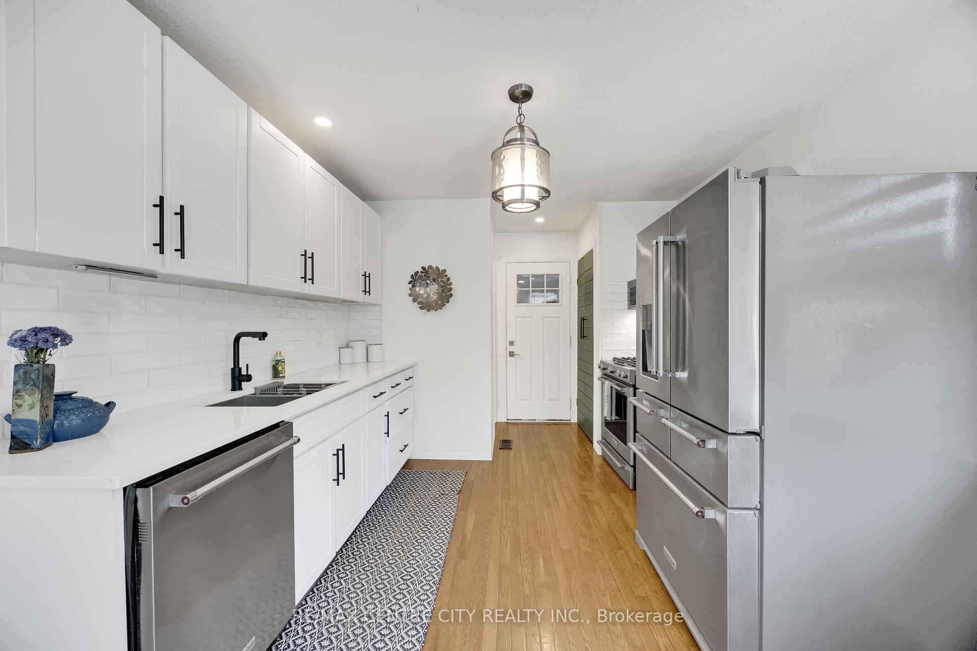 Photo 21 of 27 Bartlett Crescent, London, South M — HOMEH
