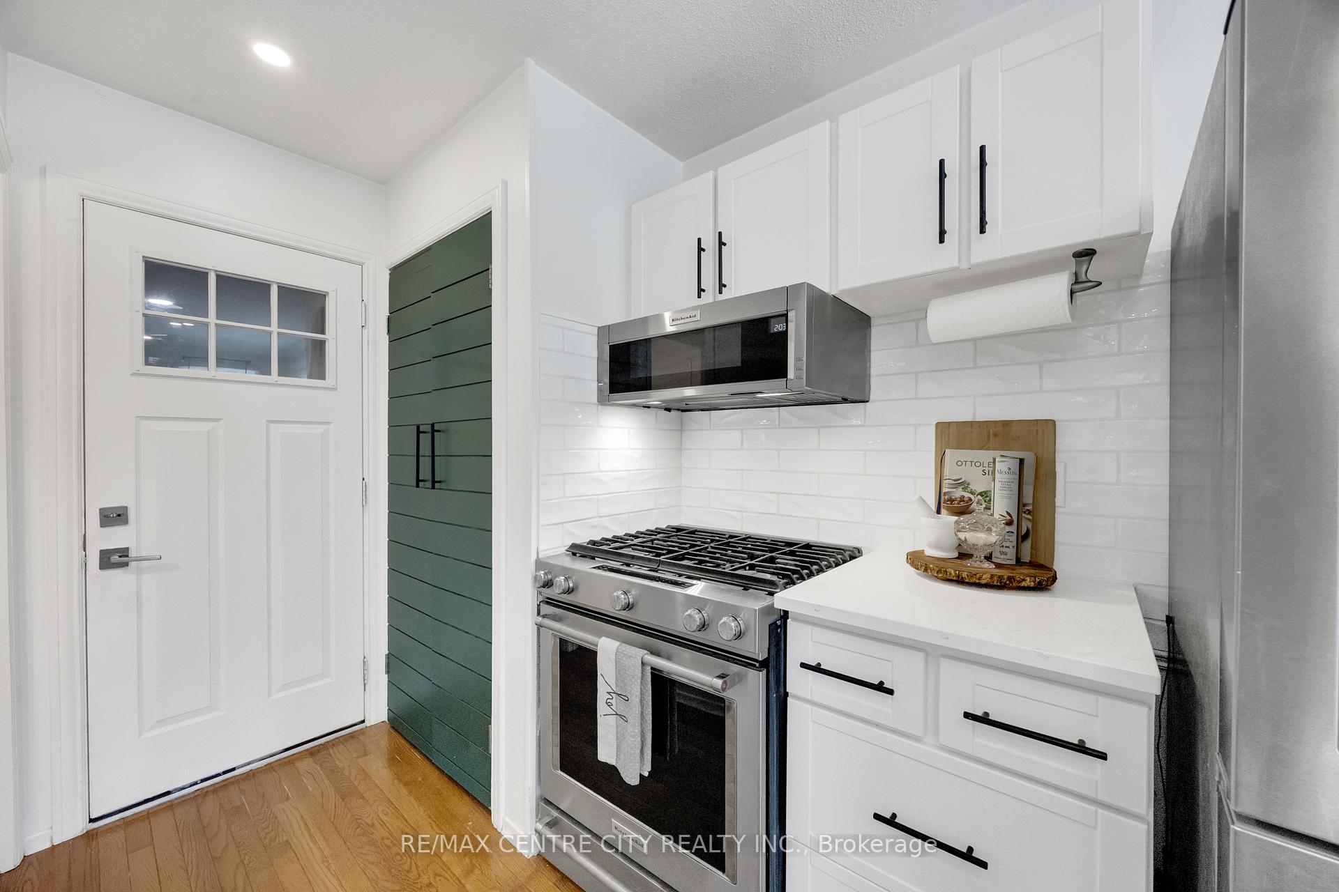 Photo 23 of 27 Bartlett Crescent, London, South M — HOMEH