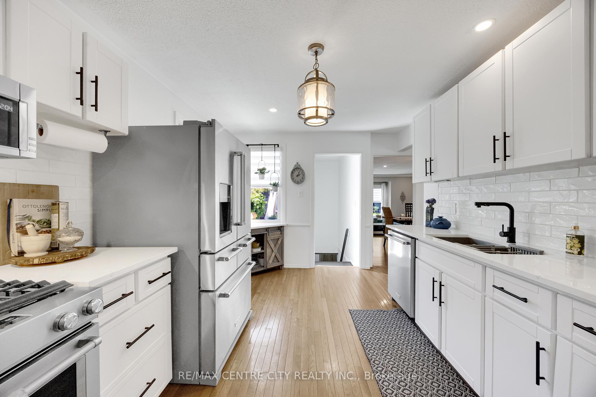 Photo 24 of 27 Bartlett Crescent, London, South M — HOMEH