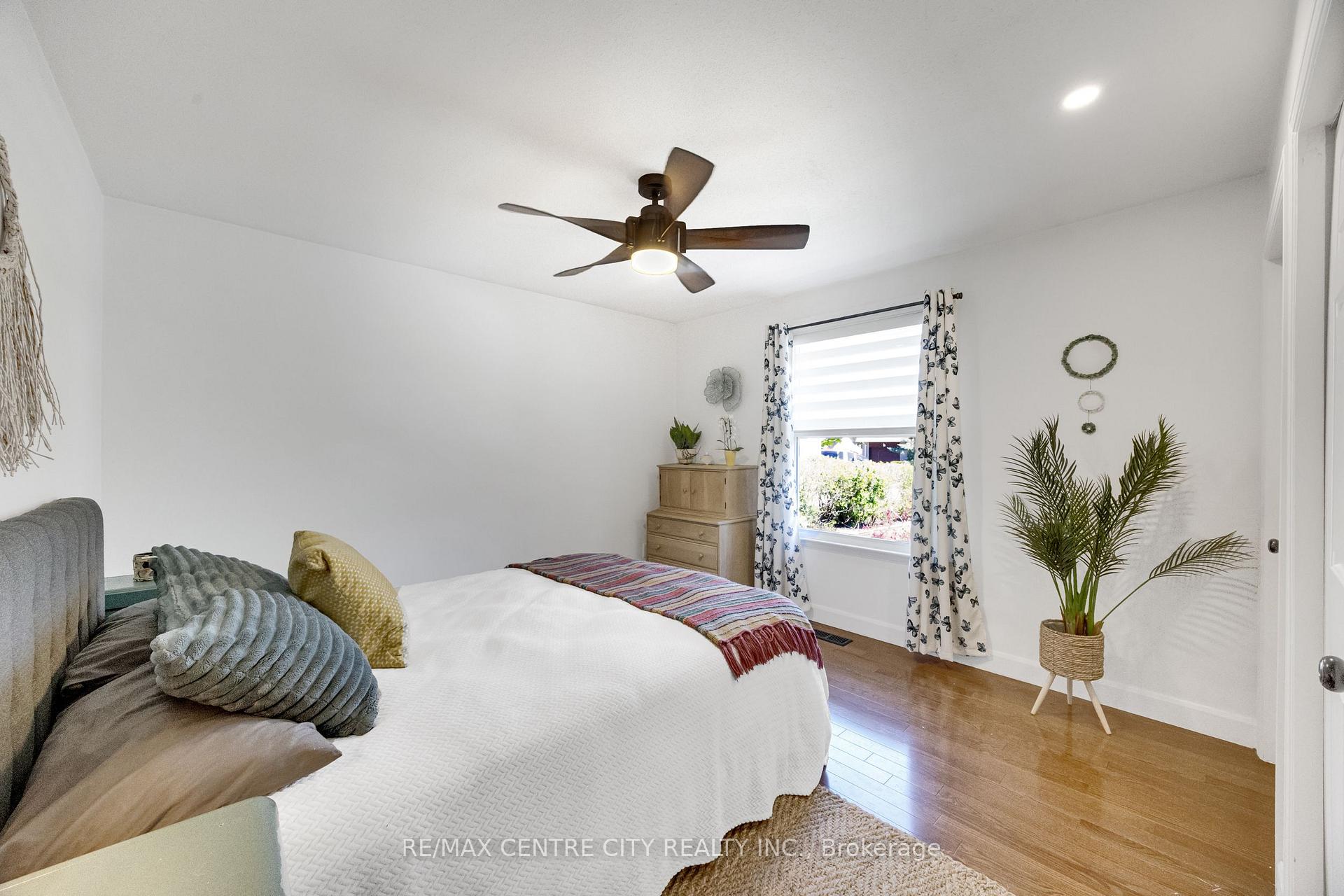 Photo 28 of 27 Bartlett Crescent, London, South M — HOMEH