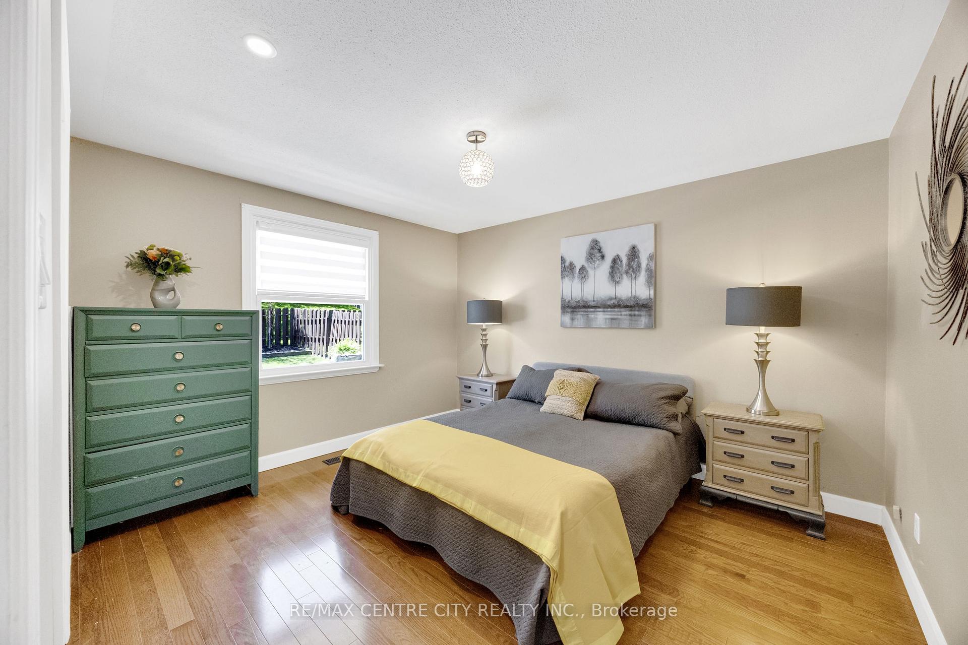 Photo 31 of 27 Bartlett Crescent, London, South M — HOMEH