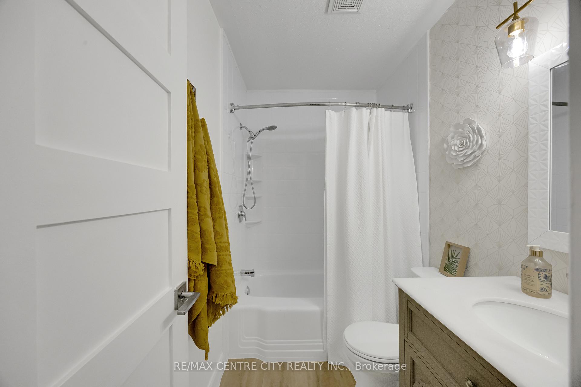 Photo 32 of 27 Bartlett Crescent, London, South M — HOMEH