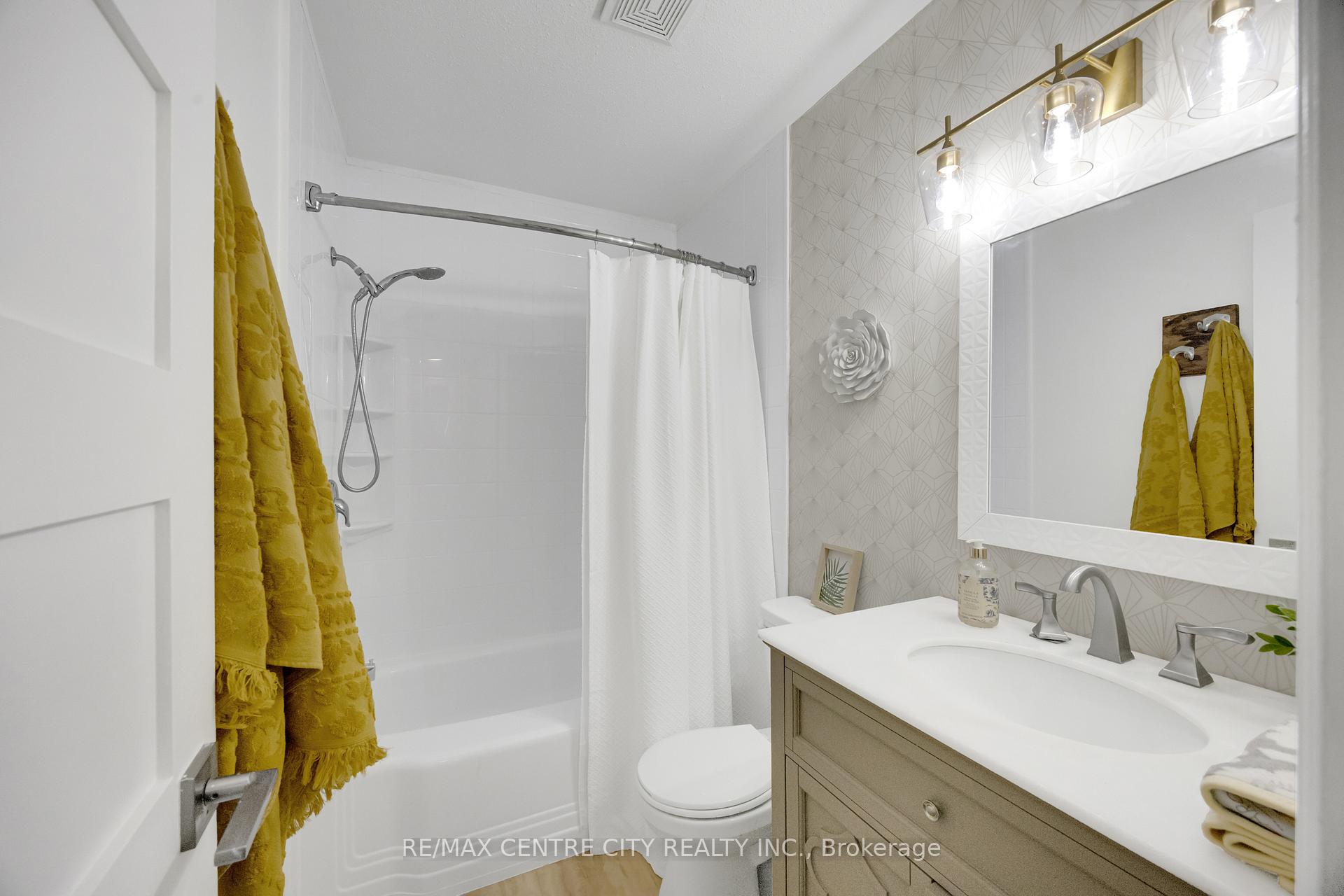 Photo 33 of 27 Bartlett Crescent, London, South M — HOMEH