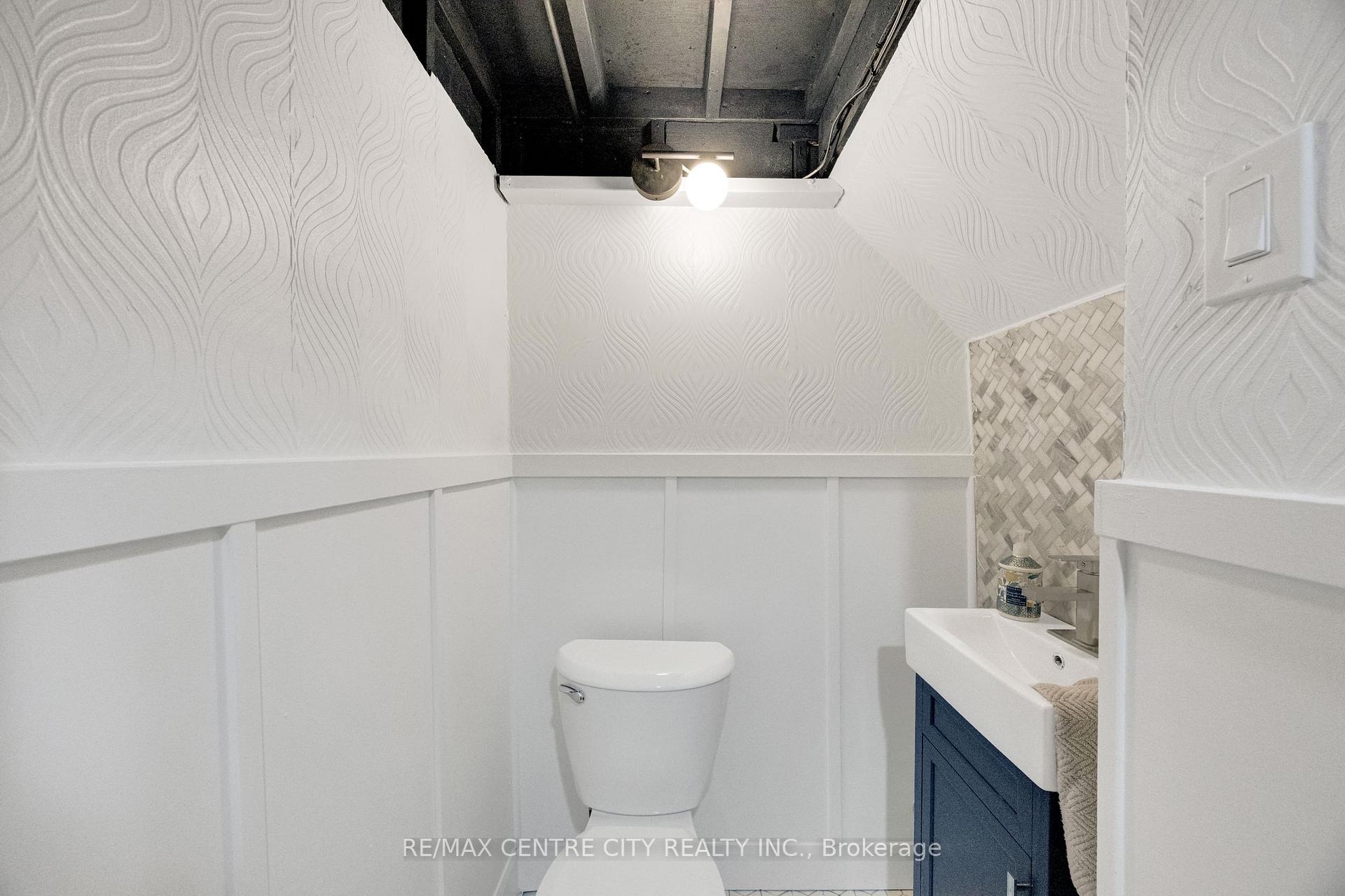 Photo 37 of 27 Bartlett Crescent, London, South M — HOMEH