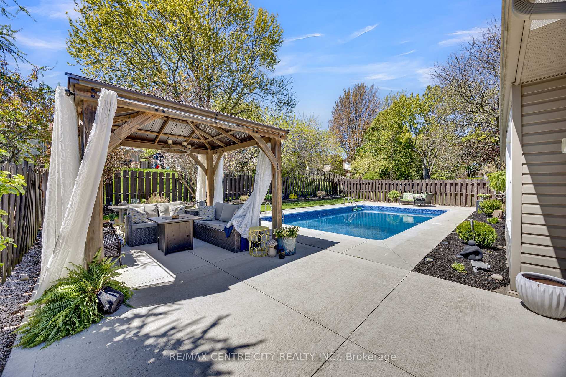 Photo 40 of 27 Bartlett Crescent, London, South M — HOMEH