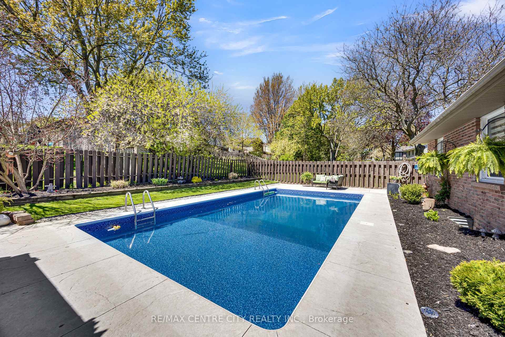 Photo 41 of 27 Bartlett Crescent, London, South M — HOMEH