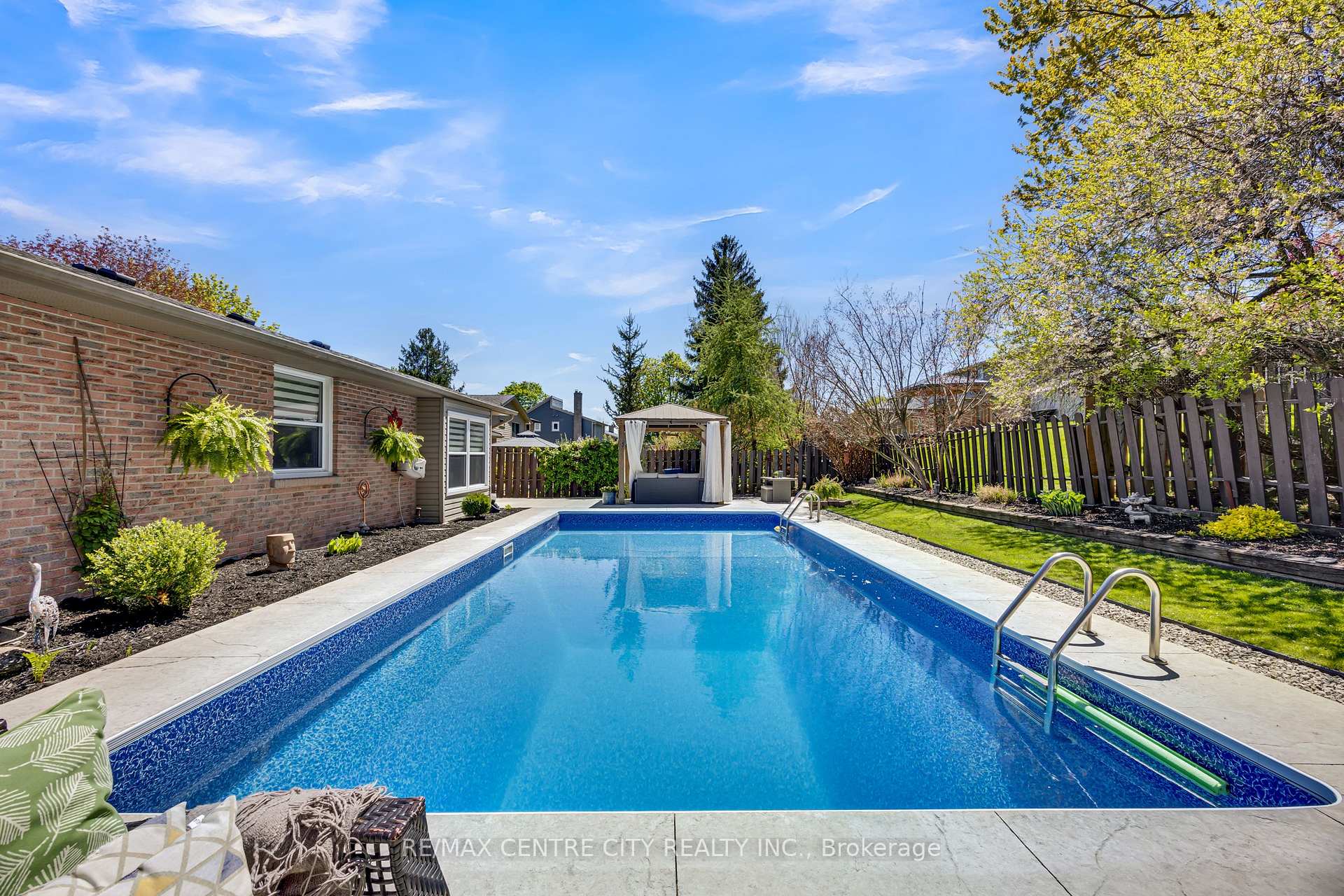 Photo 44 of 27 Bartlett Crescent, London, South M — HOMEH