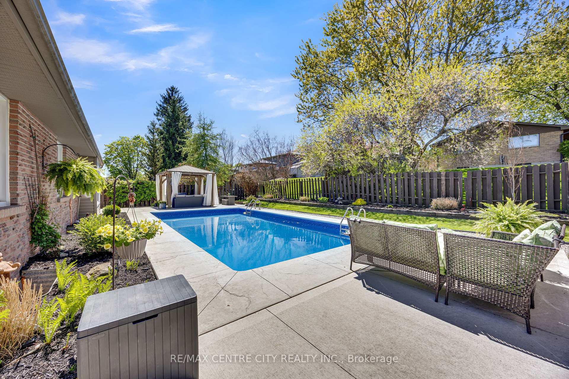 Photo 45 of 27 Bartlett Crescent, London, South M — HOMEH