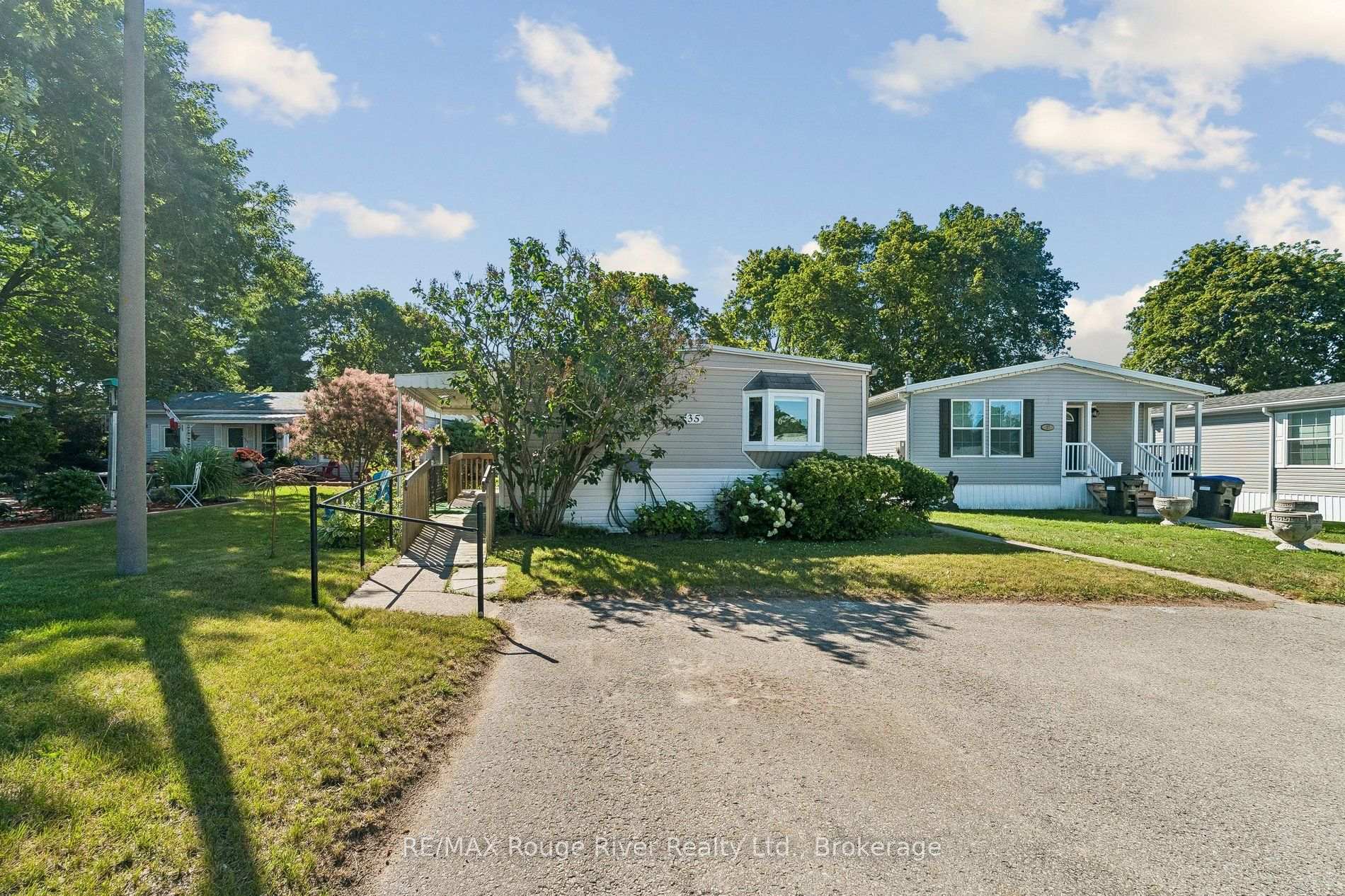Photo 2 of 35 Hawthorne Drive, Innisfil, Rural Innisfil — HOMEH