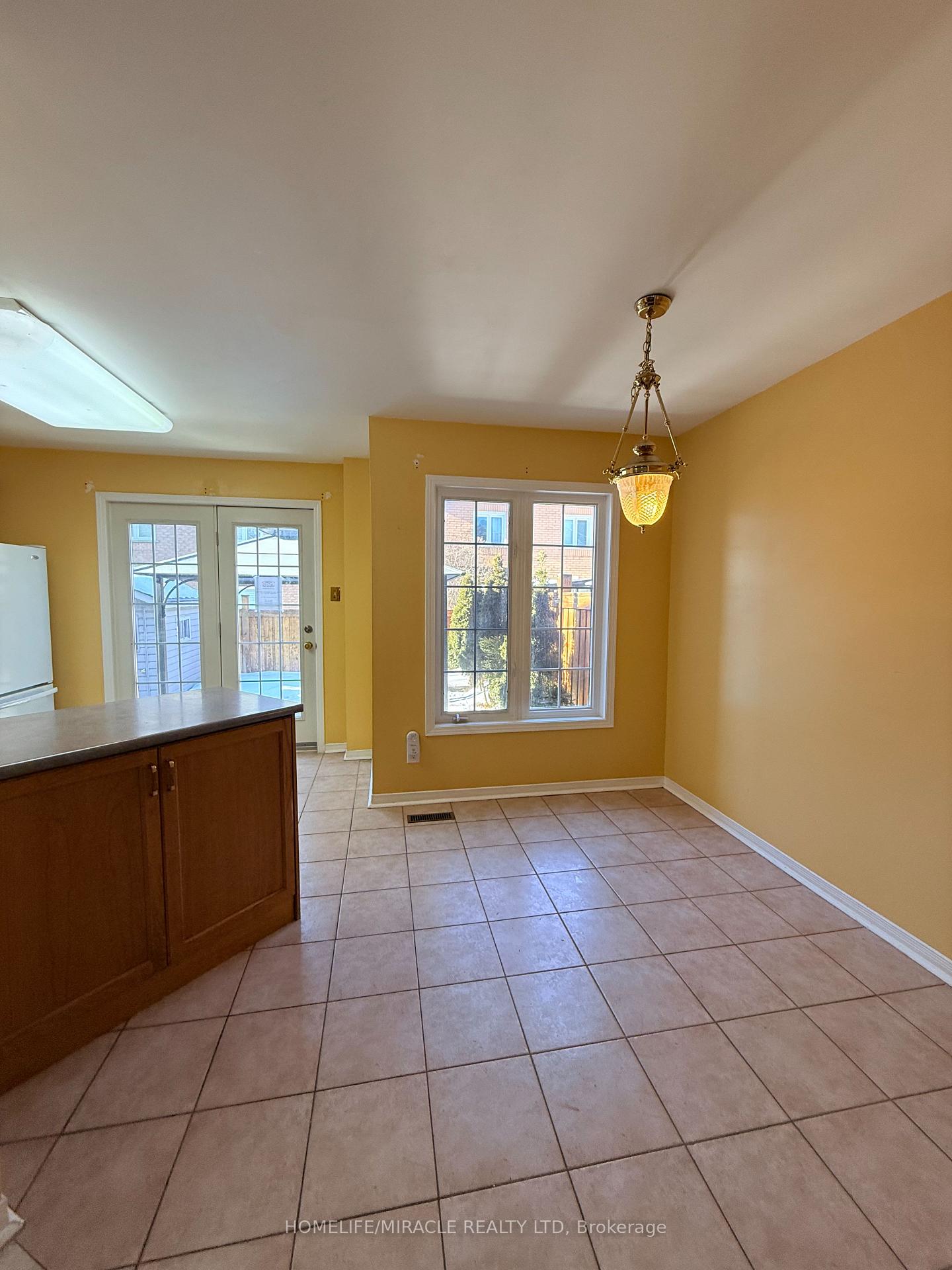 Photo 8 of 137 Pressed Brick Drive, Brampton, Brampton North — HOMEH