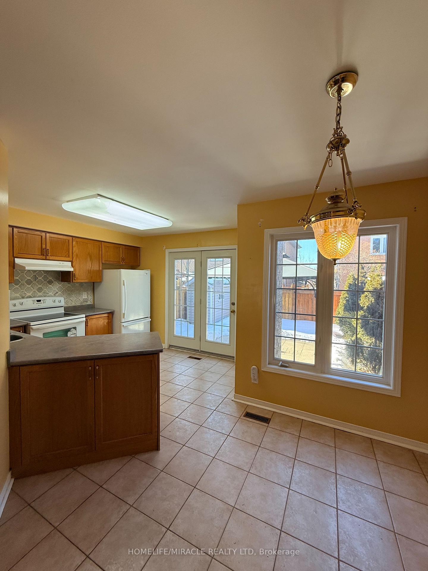 Photo 9 of 137 Pressed Brick Drive, Brampton, Brampton North — HOMEH