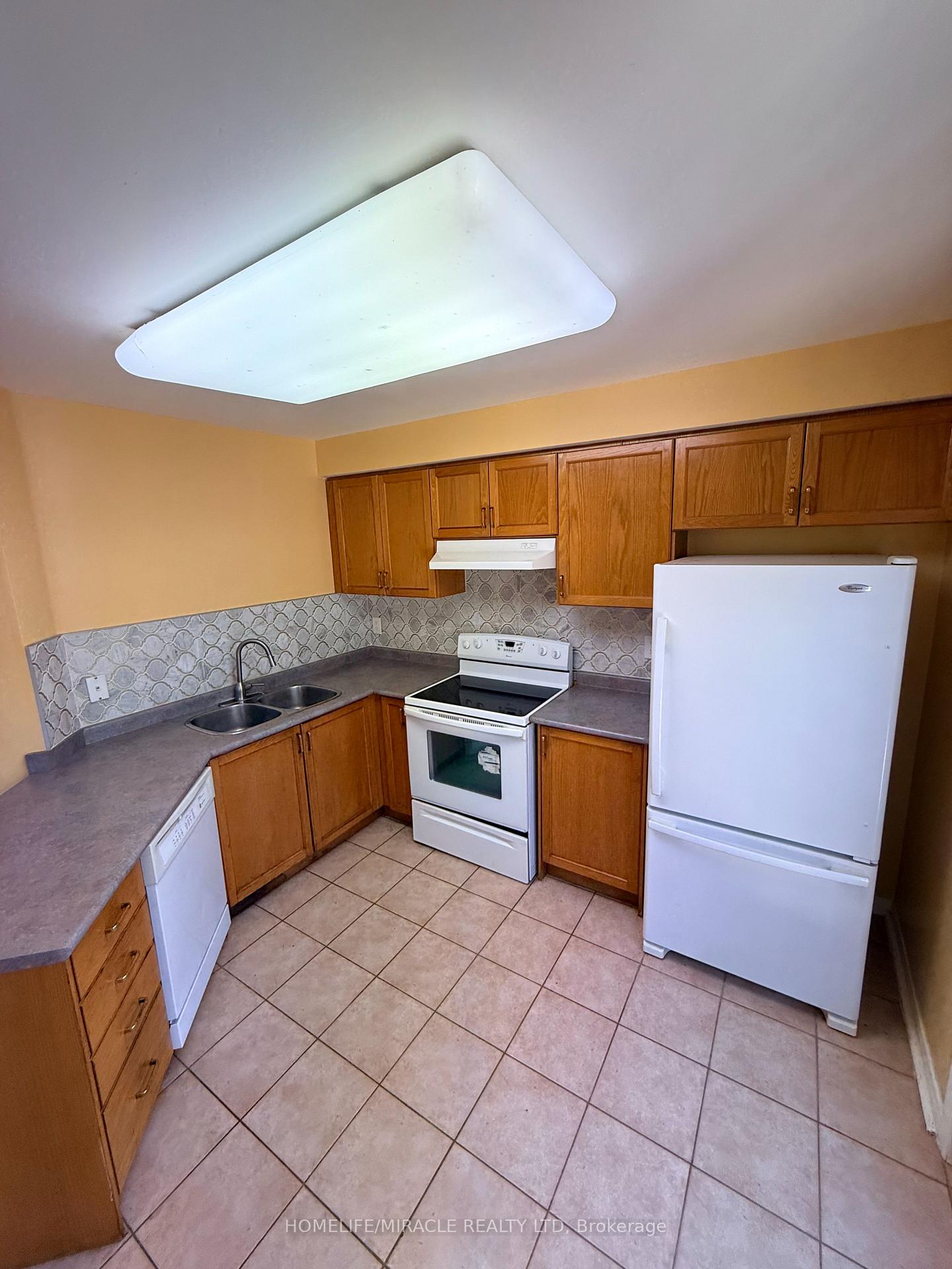 Photo 10 of 137 Pressed Brick Drive, Brampton, Brampton North — HOMEH