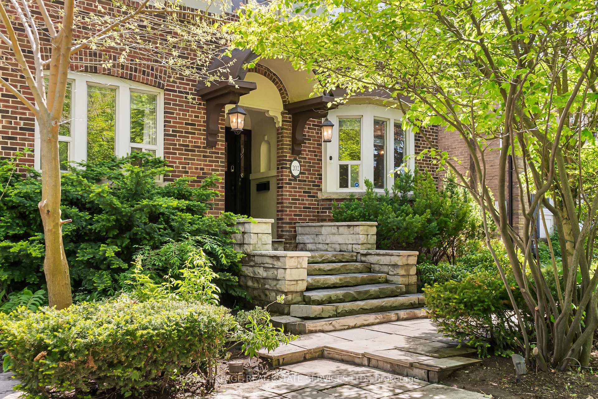 Photo 2 of 202 Dinnick Crescent, Toronto, Lawrence Park South — HOMEH