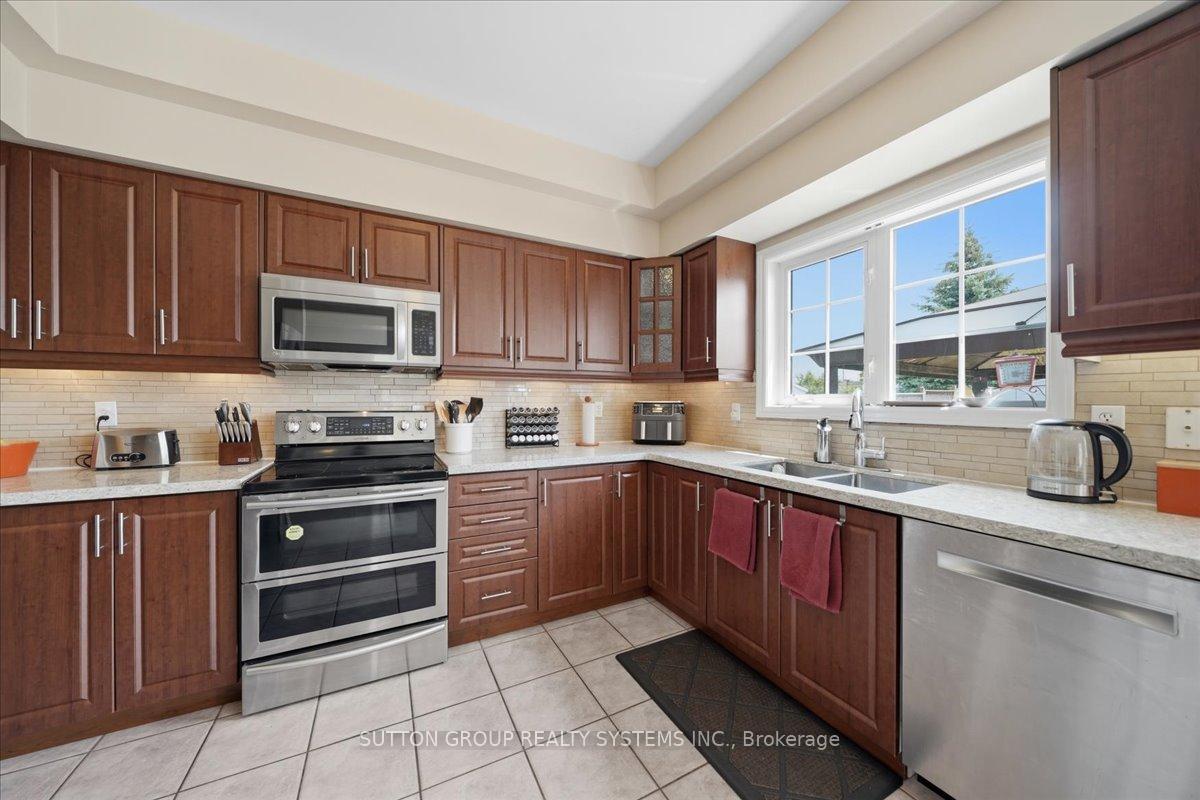 Photo 10 of 1382 Avon Drive, Mississauga, Meadowvale Village — HOMEH