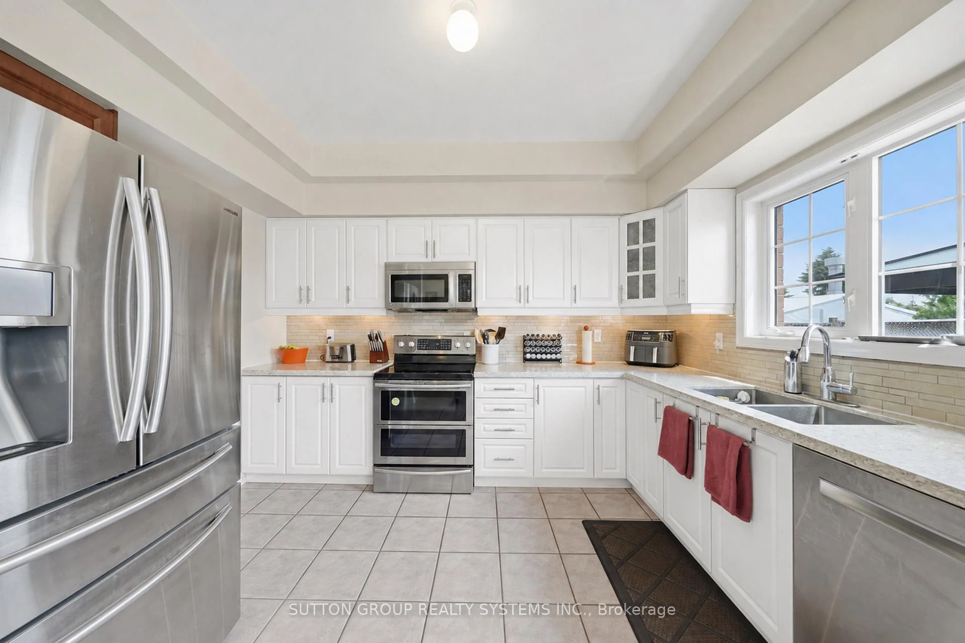 Photo 8 of 1382 Avon Drive, Mississauga, Meadowvale Village — HOMEH