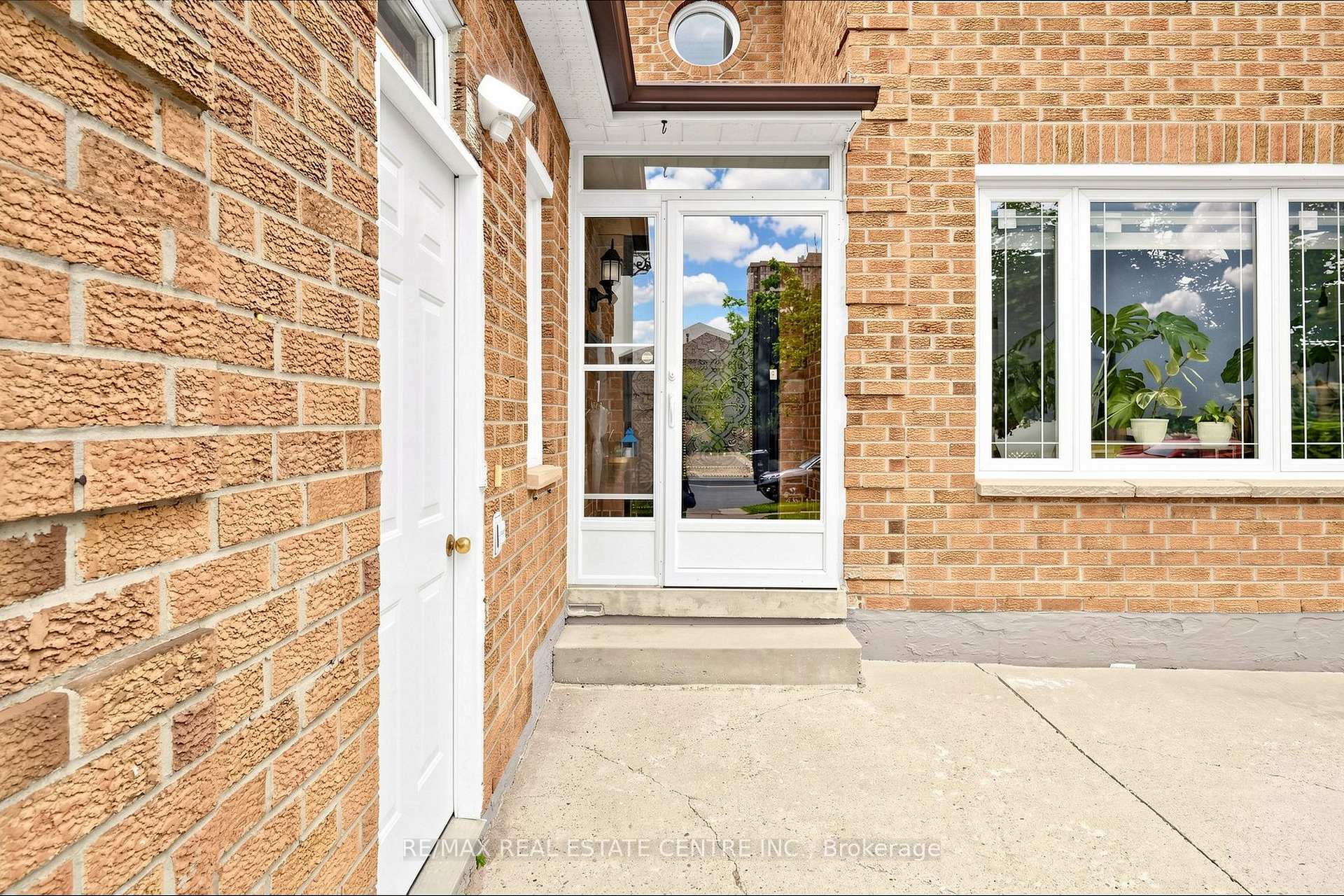 Photo 4 of 33 Blackmere Circle, Brampton, Fletcher's Creek South — HOMEH