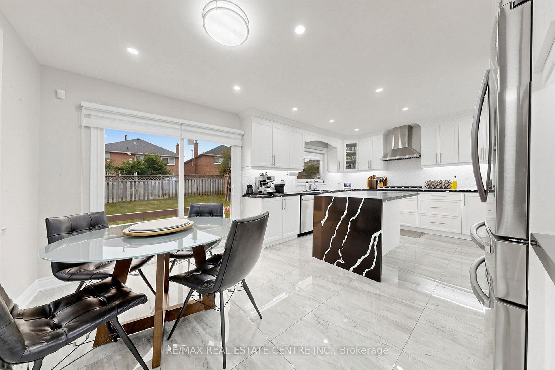 Photo 13 of 33 Blackmere Circle, Brampton, Fletcher's Creek South — HOMEH