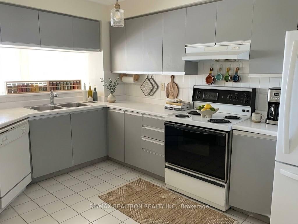 Photo 5 of Unit 705, 7805 Bayview Avenue, Markham, Aileen-Willowbrook — HOMEH
