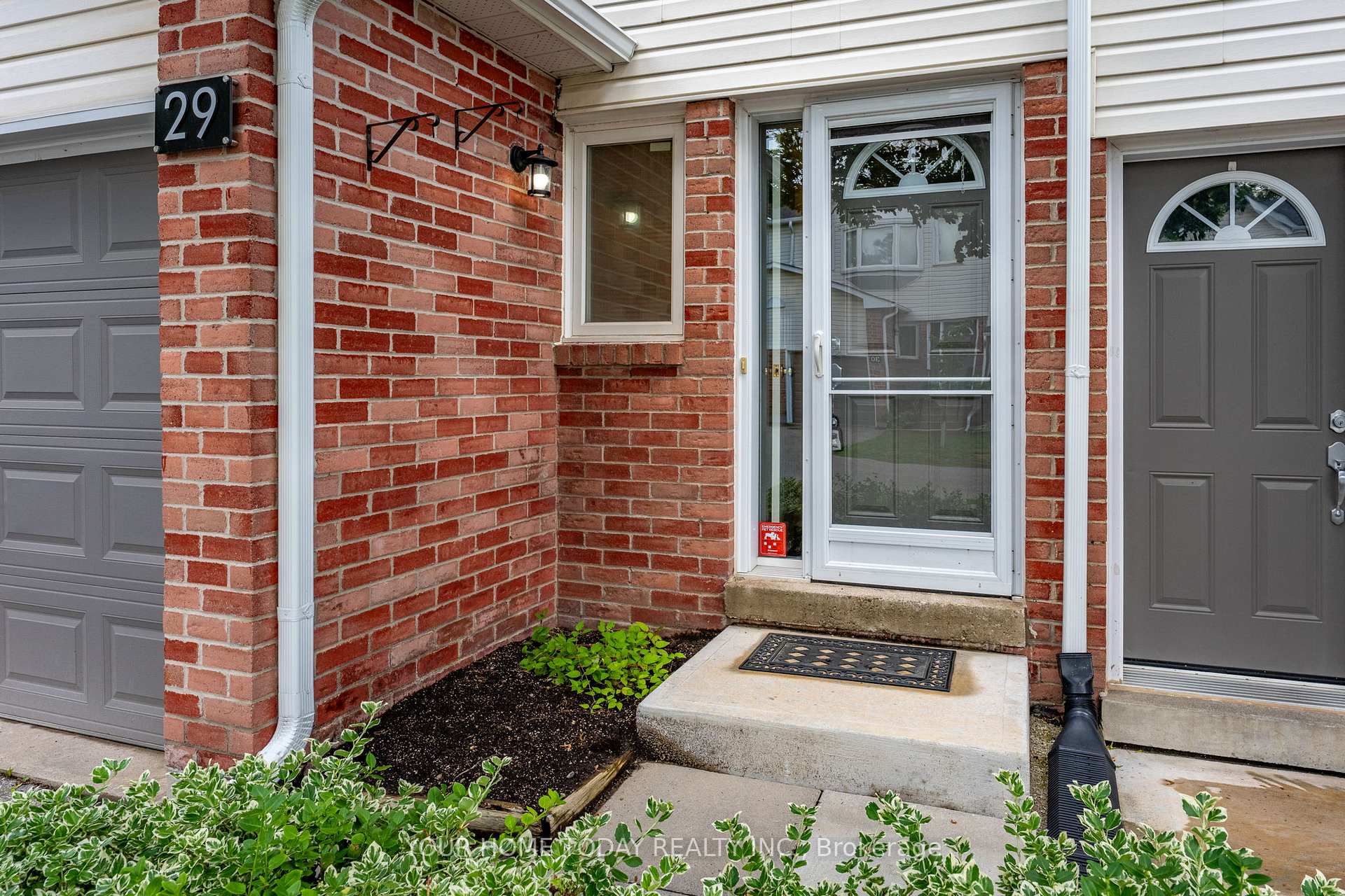 Photo 3 of 29 Corey Circle, Halton Hills, Georgetown — HOMEH