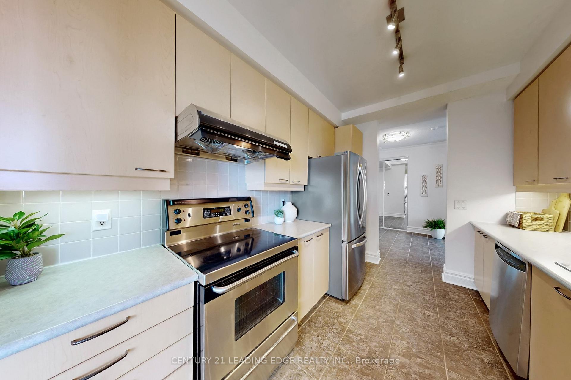Photo 13 of Unit LPH9, 62 Suncrest Boulevard, Markham, Commerce Valley — HOMEH