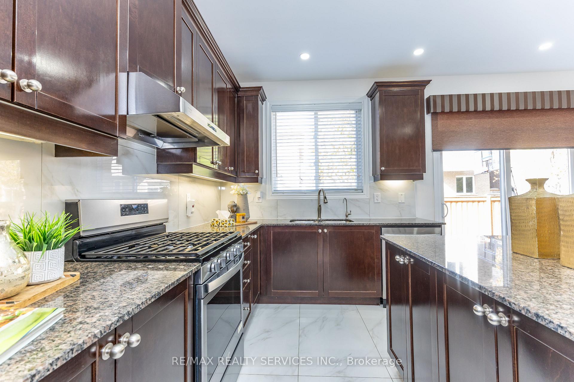 Photo 14 of 22 Berryfield Way, Brampton, Sandringham-Wellington — HOMEH