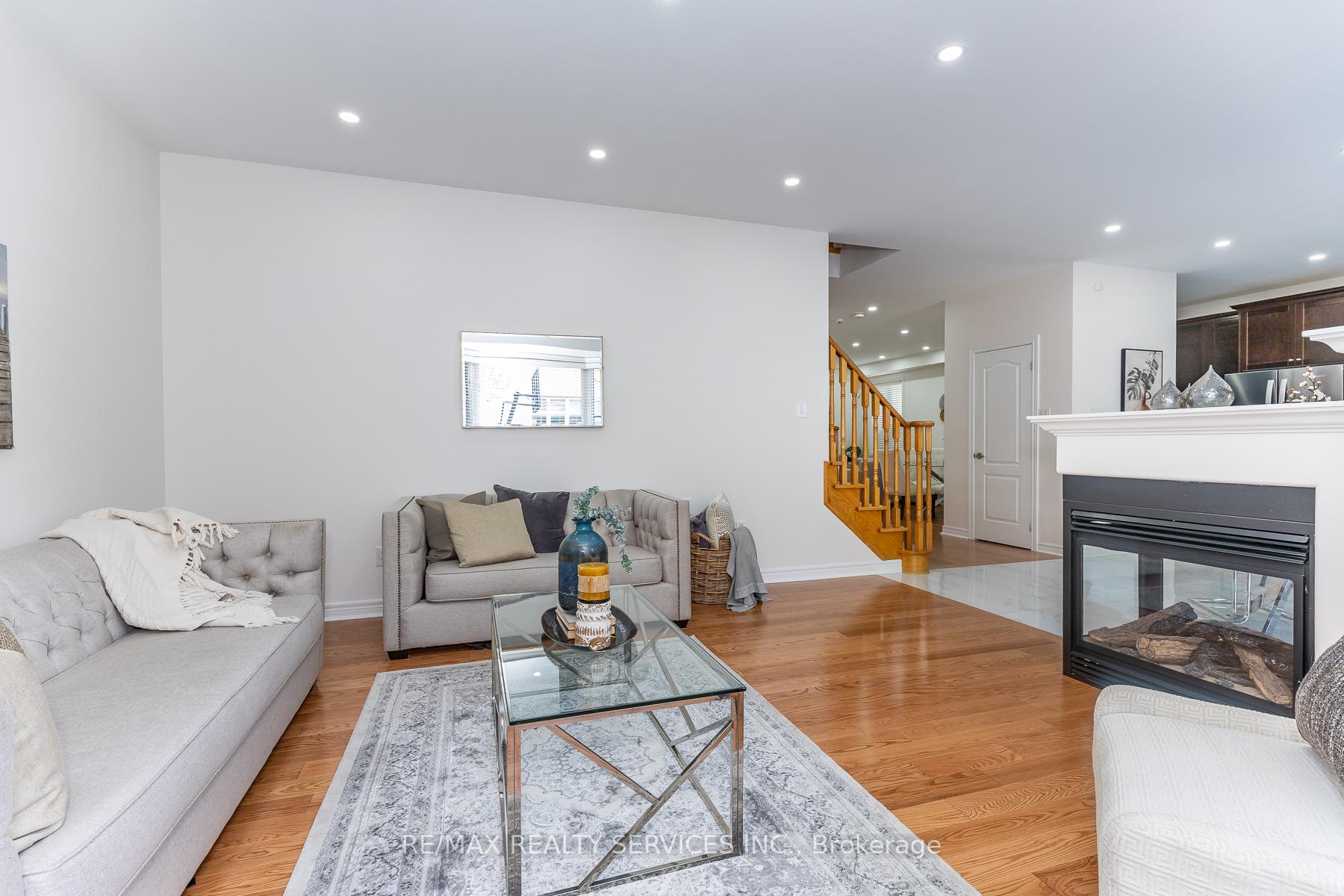Photo 17 of 22 Berryfield Way, Brampton, Sandringham-Wellington — HOMEH