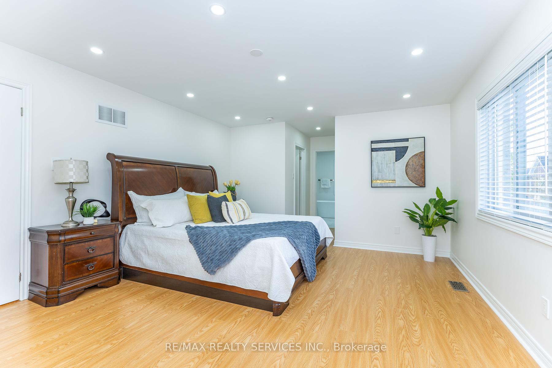 Photo 19 of 22 Berryfield Way, Brampton, Sandringham-Wellington — HOMEH
