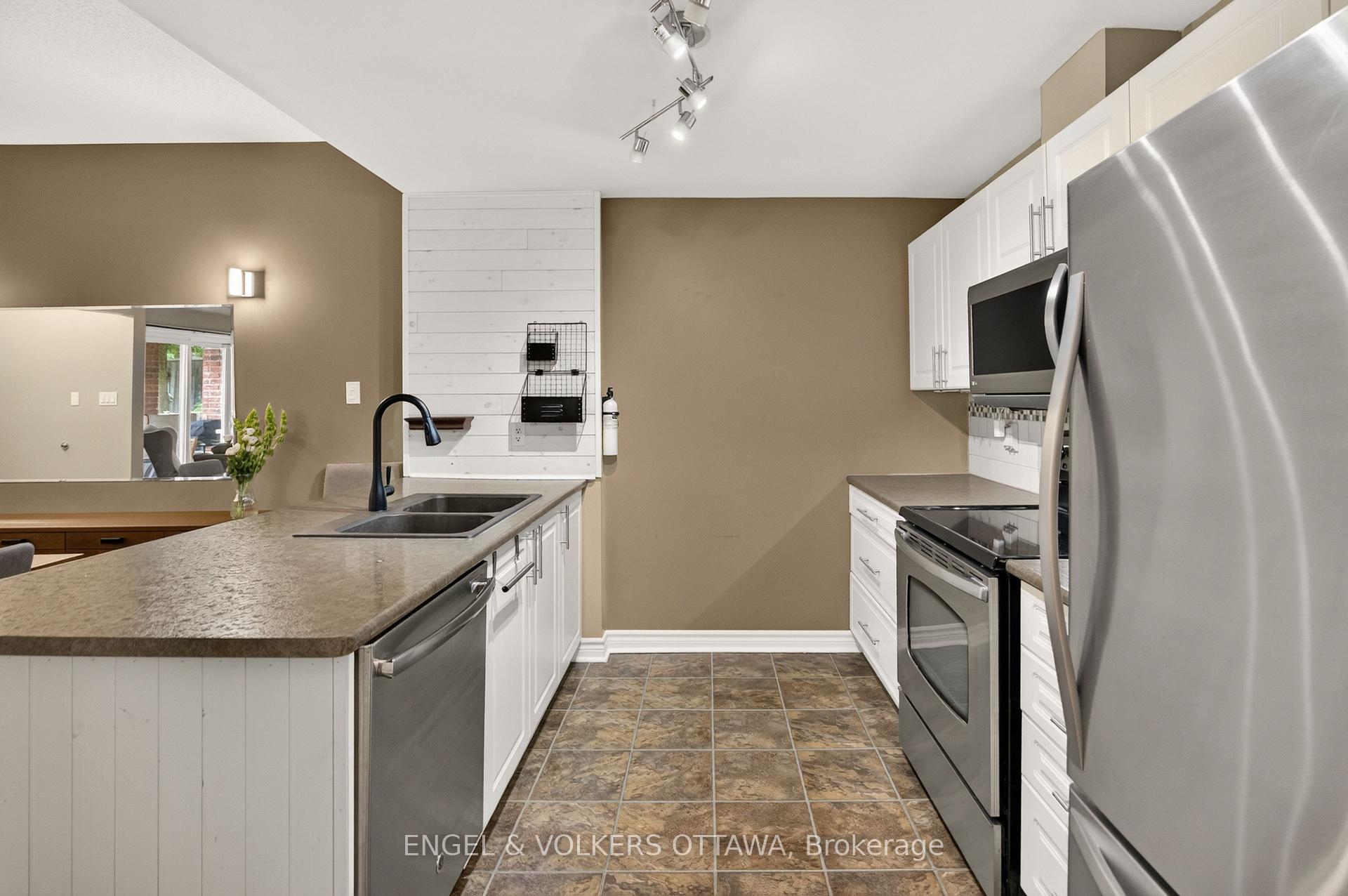 Photo 15 of Unit 4, 165 Waterbridge Drive, Ottawa, Barrhaven East — HOMEH