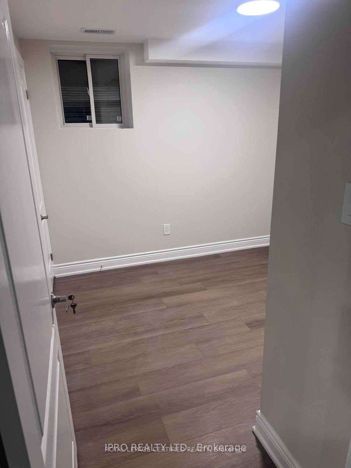 Photo 10 of 40 Beachville Circle, Brampton, Credit Valley — HOMEH