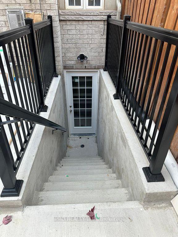 Photo 12 of 40 Beachville Circle, Brampton, Credit Valley — HOMEH