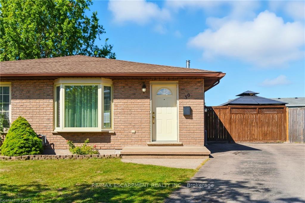 Photo 2 of 30 Rainbow Court, Welland, Broadway — HOMEH