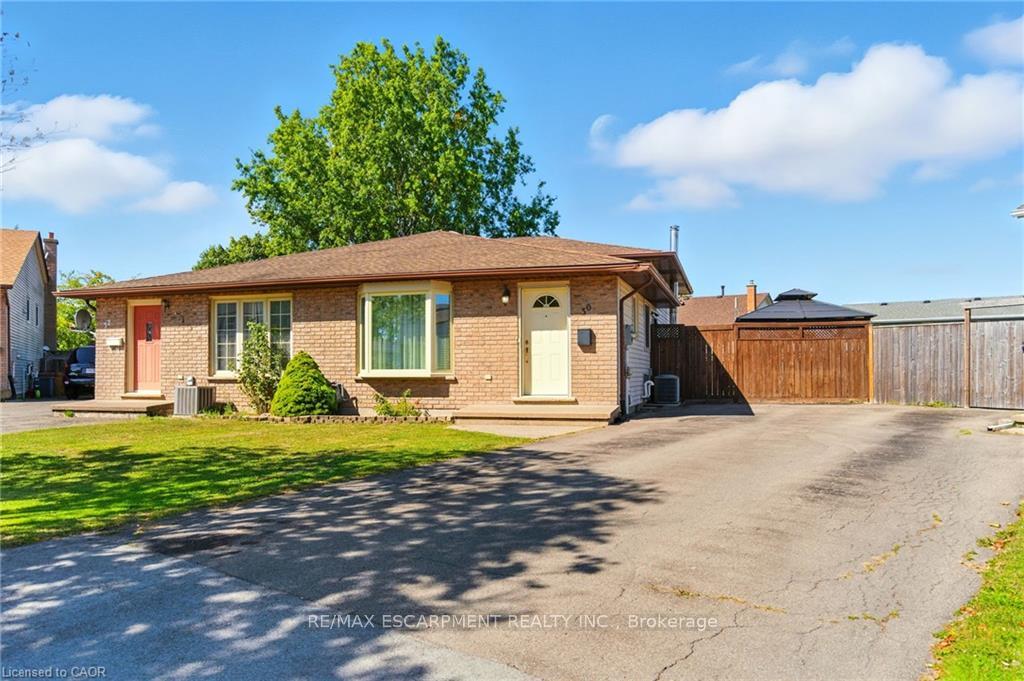 Photo 3 of 30 Rainbow Court, Welland, Broadway — HOMEH