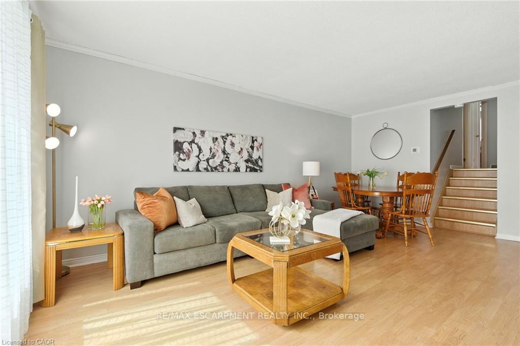 Photo 4 of 30 Rainbow Court, Welland, Broadway — HOMEH