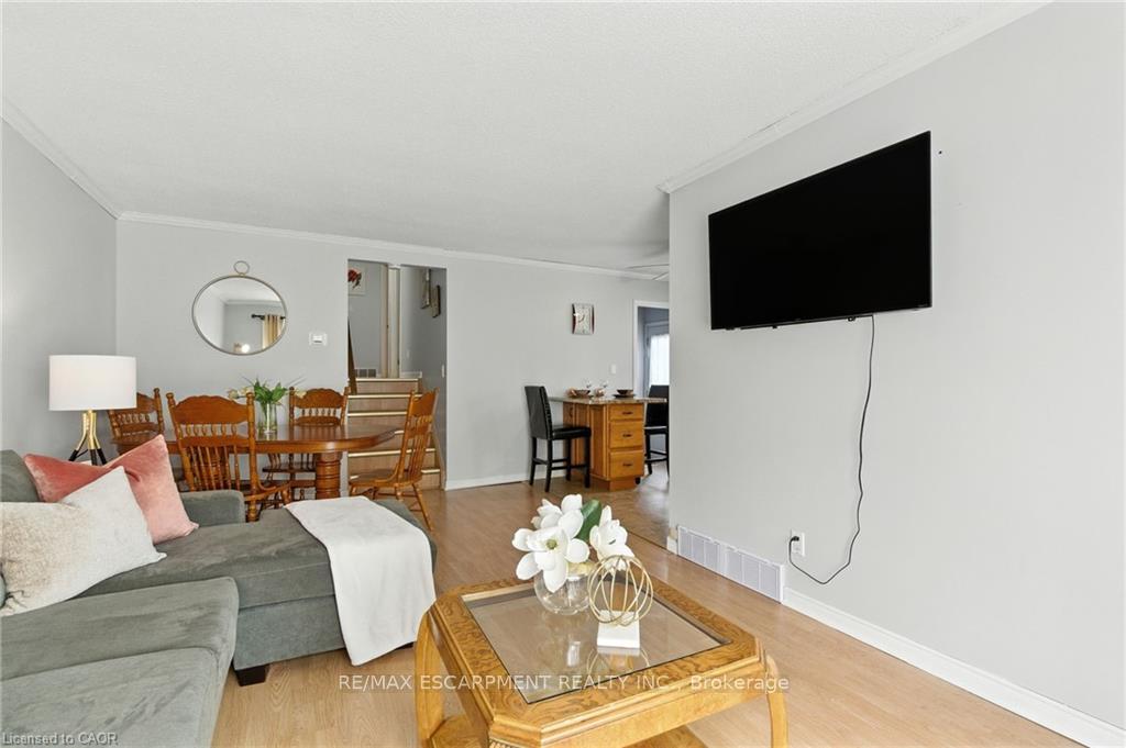 Photo 5 of 30 Rainbow Court, Welland, Broadway — HOMEH